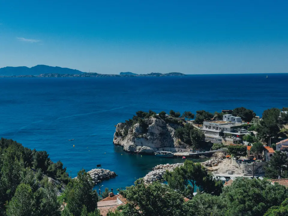 La calanque de Niolon et la rade de Marseille vues depuis le village